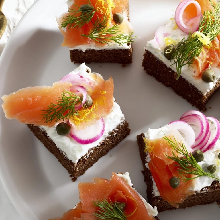 Zachwycające kęsy z chlebem żytnim, kremowym serkiem i wędzonym łososiem.  