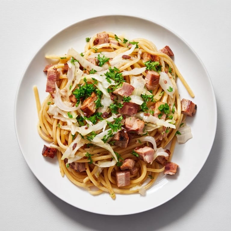 Apetyczne łazanki z mięsem i wiśniami, gotowe do podania, z dodatkiem świeżej natki pietruszki.