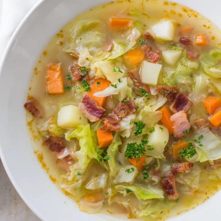 Aromatyczna zupa z kapusty i boczku, wędzona papryka dodaje głębi smaku, świetna na chłodne dni.