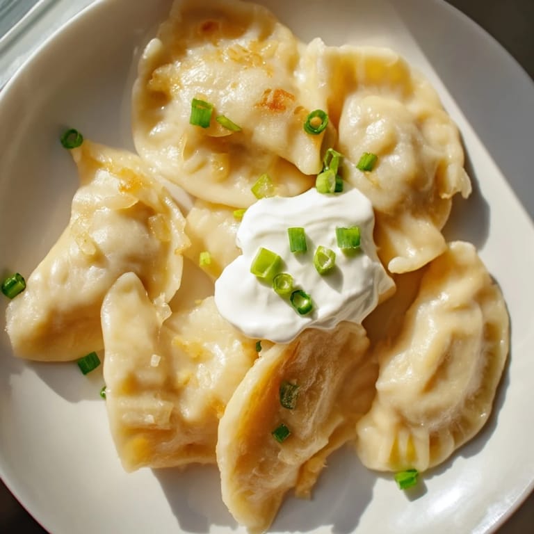 Zachwycające i ciepłe, świeżo ugotowane pierogi z ziemniakami i serem czekają na ucztę.