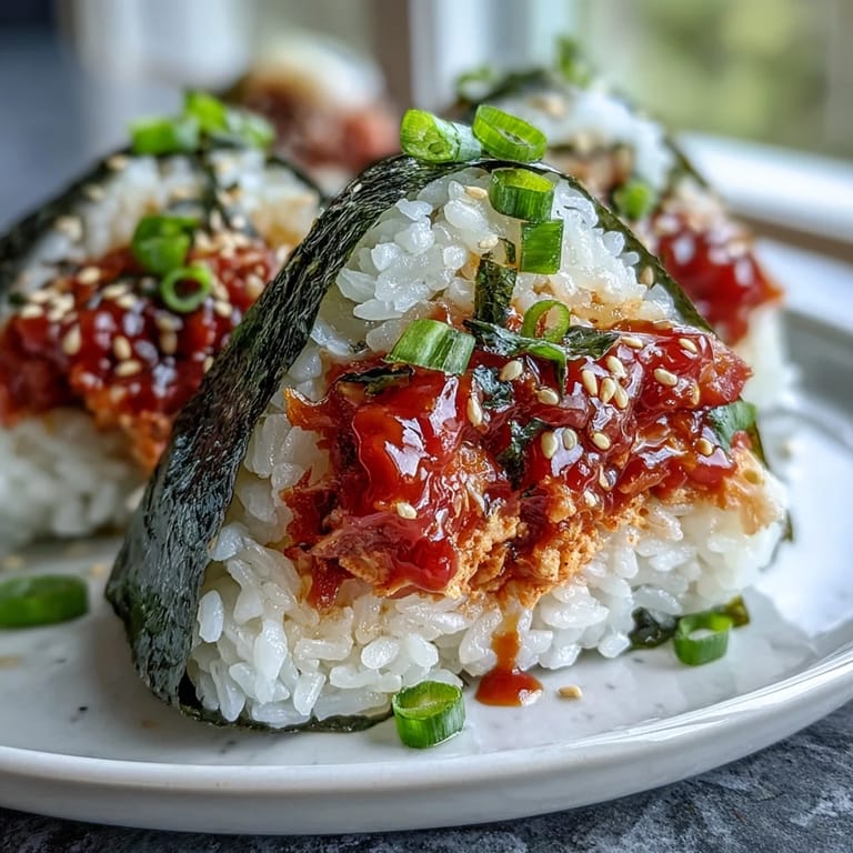 Pożywne Spicy Tuna Onigiri owinięte w nori, idealne na przenośny lunch.