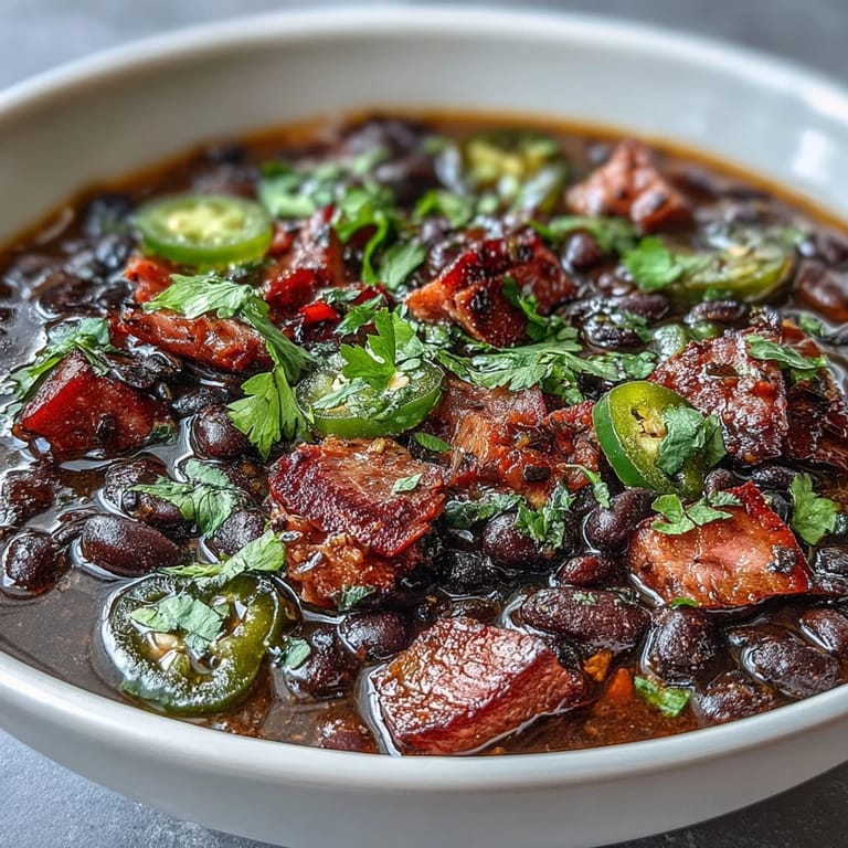 Płynna, pikantna zupa z fasolą, szynką i jalapeno, z nutą dymu i świeżości.